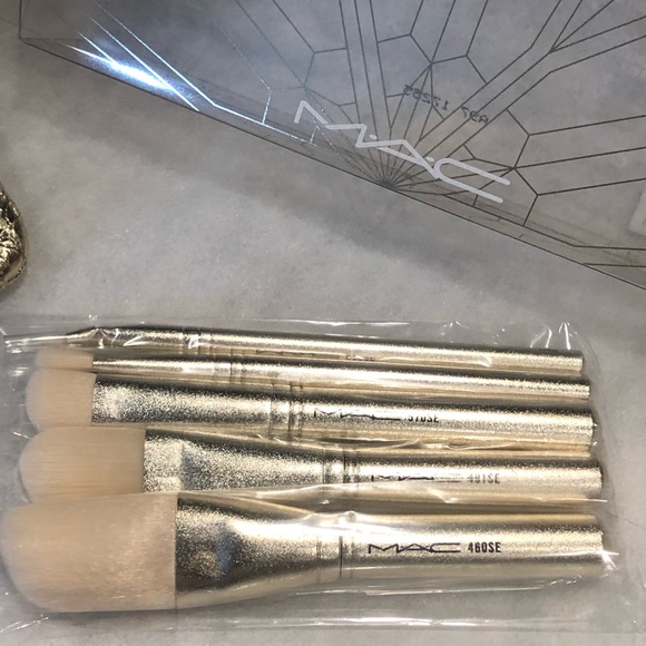 Mac Cosmetics Snowball Make up brushes NWT - Picture 7 of 7